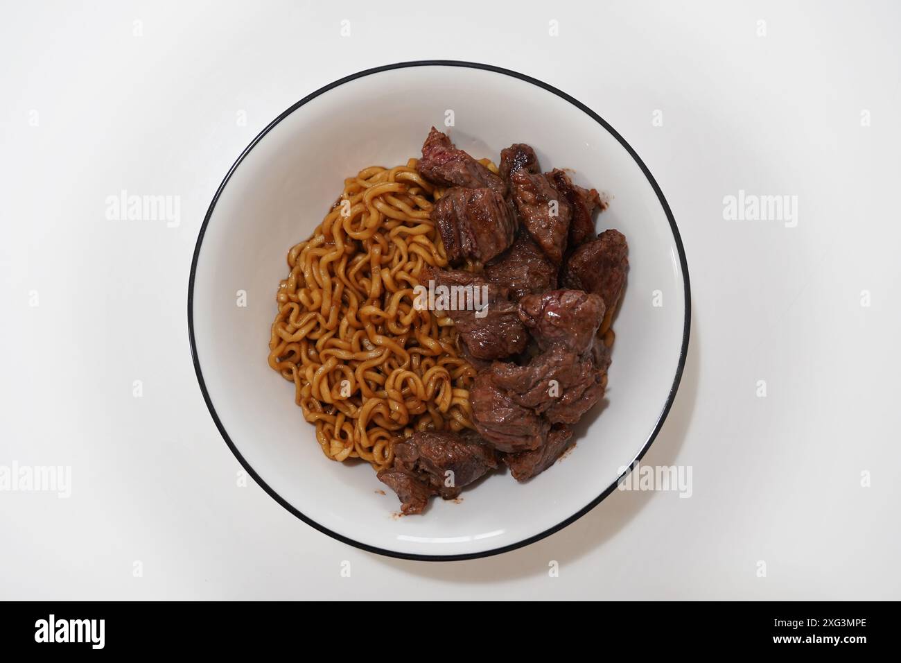 Chapaguri mit Steak aus dem Film „Parasit“ Stockfoto