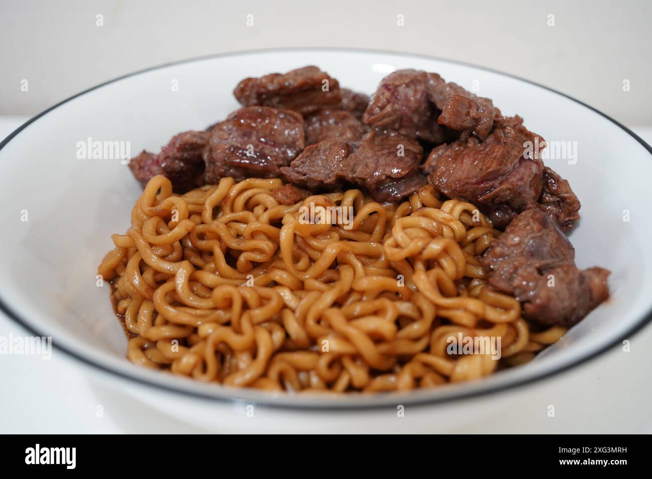 Chapaguri mit Steak aus dem Film „Parasit“ Stockfoto