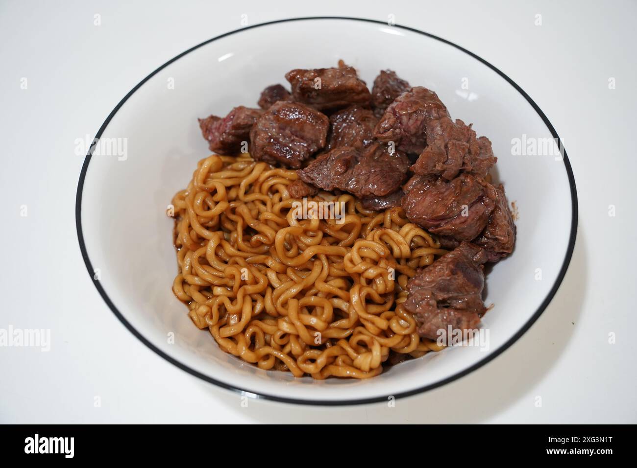 Chapaguri mit Steak aus dem Film „Parasit“ Stockfoto