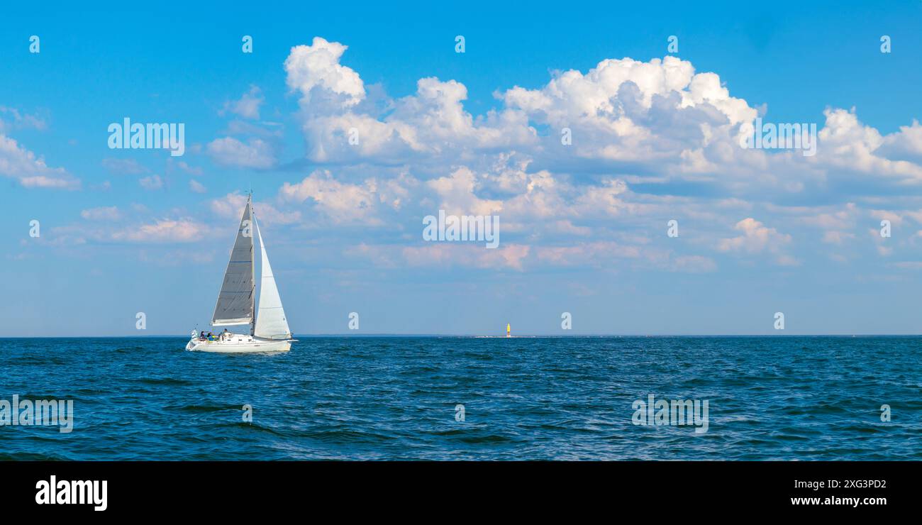 Yacht, weißes Segelboot unter Kopf genua und Hauptsegel segeln in einem ruhigen offenen Meer. Kreuzfahrt, Urlaub, Regatta, Sport. Golf von Finnland Stockfoto