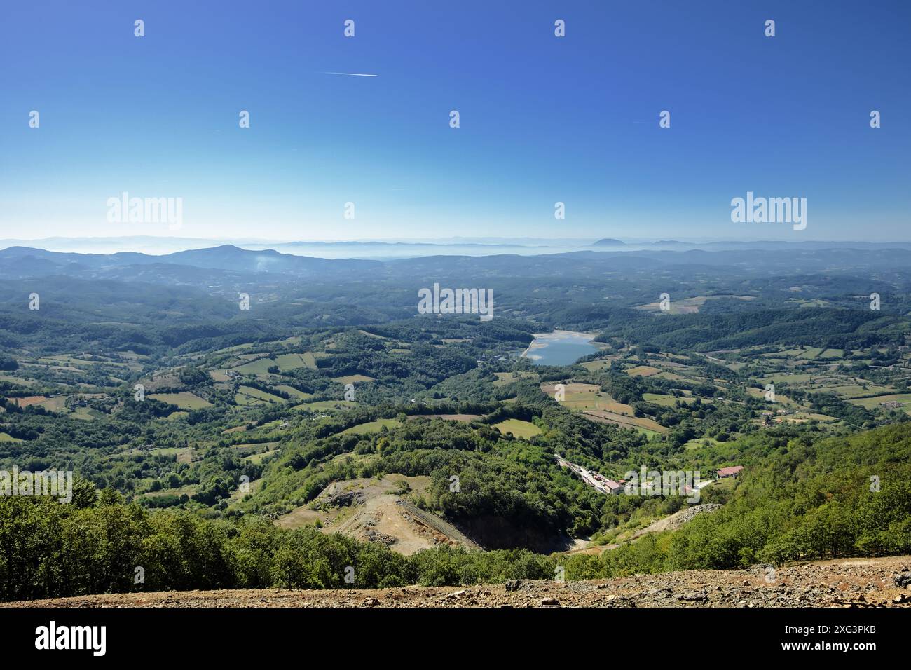 Weite offene Landschaft in der Region Sumadija in Zentralserbien Stockfoto