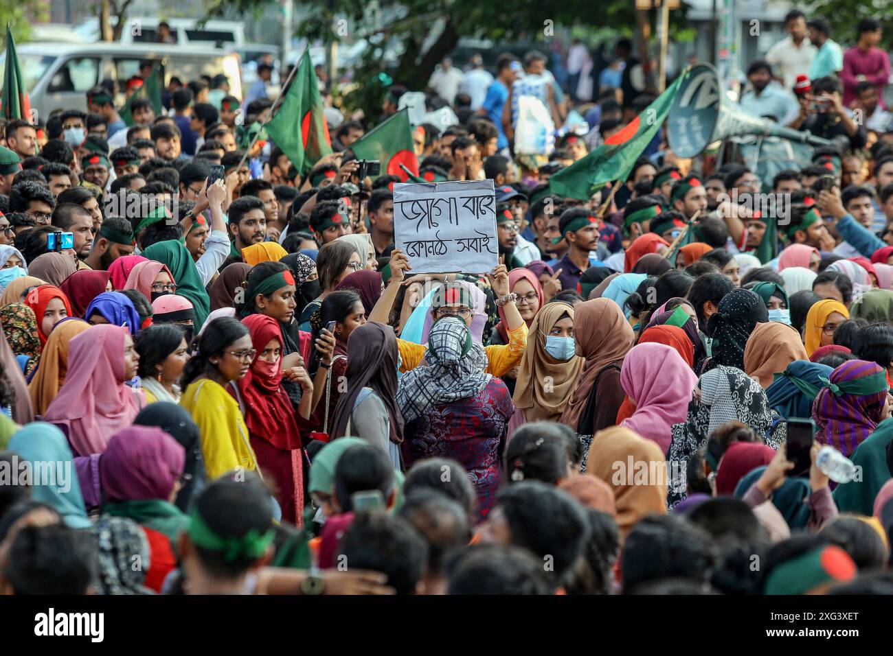 Studenten protestieren gegen die Forderung nach Abschaffung des Quotensystems für Regierungsjobs in Dhaka Bangladesch Studenten blockieren die Kreuzung Shahbagh, während eines Protests in Dhaka, Bangladesch, am 6. Juli 2024. Hunderte von Studenten, die unter dem Banner der Anti-Diskriminierung-Studentenbewegung protestierten, blockierten die Shahbagh-Kreuzung in der Hauptstadt Dhaka und forderten die Streichung des Quotensystems für Regierungsjobs. Dhaka Dhaka Bezirk Bangladesch Copyright: XHabiburxRahmanx Stockfoto