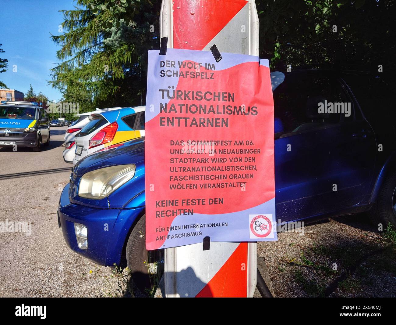 6. Juli 2024, München, Bayern, Deutschland: Beispiele von Protestplakaten, die von der Polizei gegen ein Sommerfest des türkischen Grauen Wolfs (Bozkurt, ÃÅ”lcÃÂ¼cu) im Münchner Stadtteil Aubing entfernt wurden. Organisatoren wie Grey Wolf EyÃÂ¼p Tanriverdi präsentieren das Festival als Kulturveranstaltung, aber es ist eher ein Networking-Event für militante und paramilitärische Bozkurten, islamisten, Antisemiten, Hamas-Anhänger, Straßenbanden, und türkische MillÃÂ® Ã„Â°stihbarat TeÃ… Å¸kilatÃ„Â± Nachrichtendienste. Die Grauen Wölfe, auch bekannt als die Bozkurts, sind ein exteme-rechter, ultra-nationalistischer und türkischer Vorherrscher Stockfoto