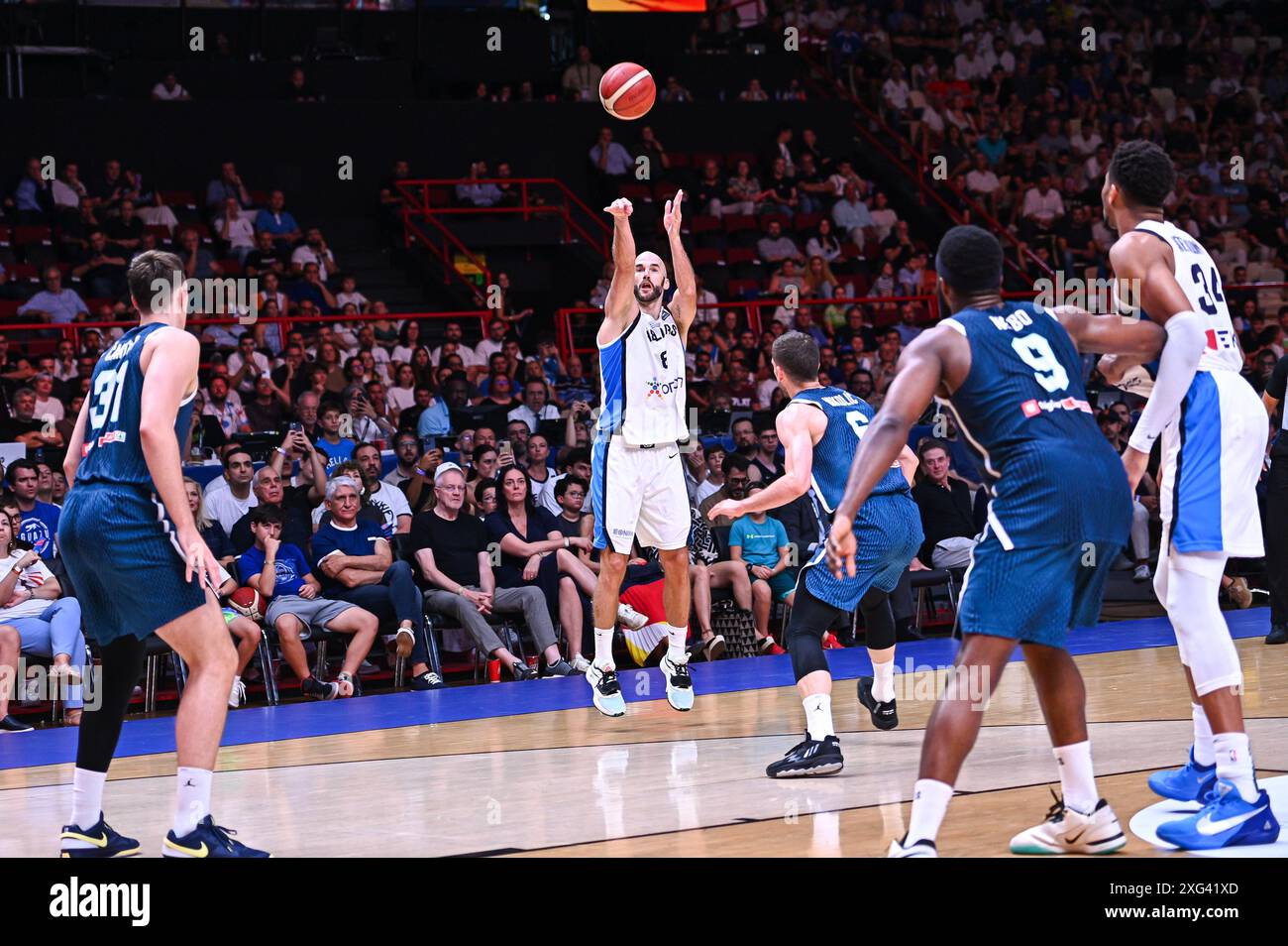 8 Nick Calathes von Griechenland spielt während des Halbfinalspiels der FIBA für das Olympische Qualifikationsturnier 2024 zwischen Griechenland und Slowenien im Peace&amp; Friendship Stadium am 6. Juli 2024 in Piräus. Stockfoto