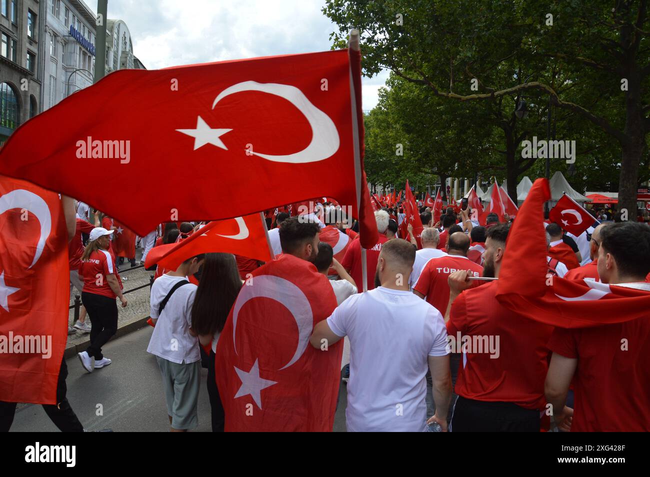 Berlin - 6. Juli 2024 - Fußballfans der Türkei am Kurfürstendamm/Breitscheidplatz vor dem Spiel der Türkei gegen die Niederlande. (Foto: Markku Rainer Peltonen) Stockfoto