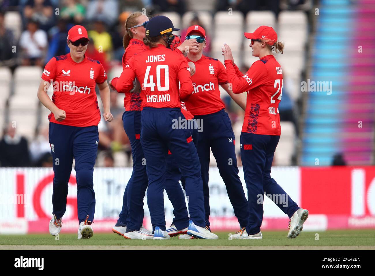 England feiert ein Wicket beim ersten Spiel der Vitality T20 International zwischen England und Neuseeland im Utilita Bowl in Southampton, England. (Liam Asman/SPP) Credit: SPP Sport Press Photo. /Alamy Live News Stockfoto