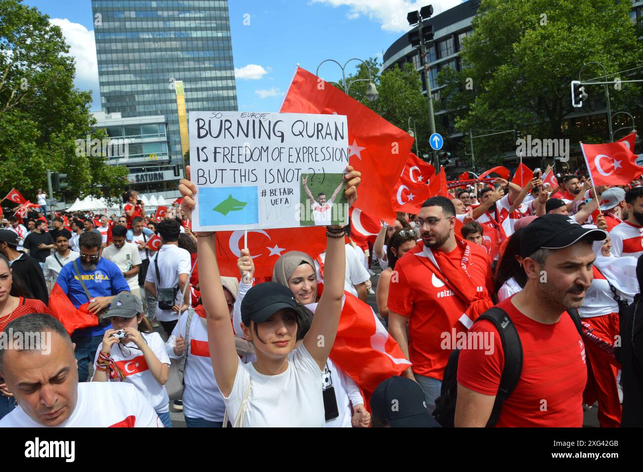 Berlin - 6. Juli 2024 - Fußballfans der Türkei am Kurfürstendamm/Breitscheidplatz vor dem Spiel der Türkei gegen die Niederlande. (Foto: Markku Rainer Peltonen) Stockfoto