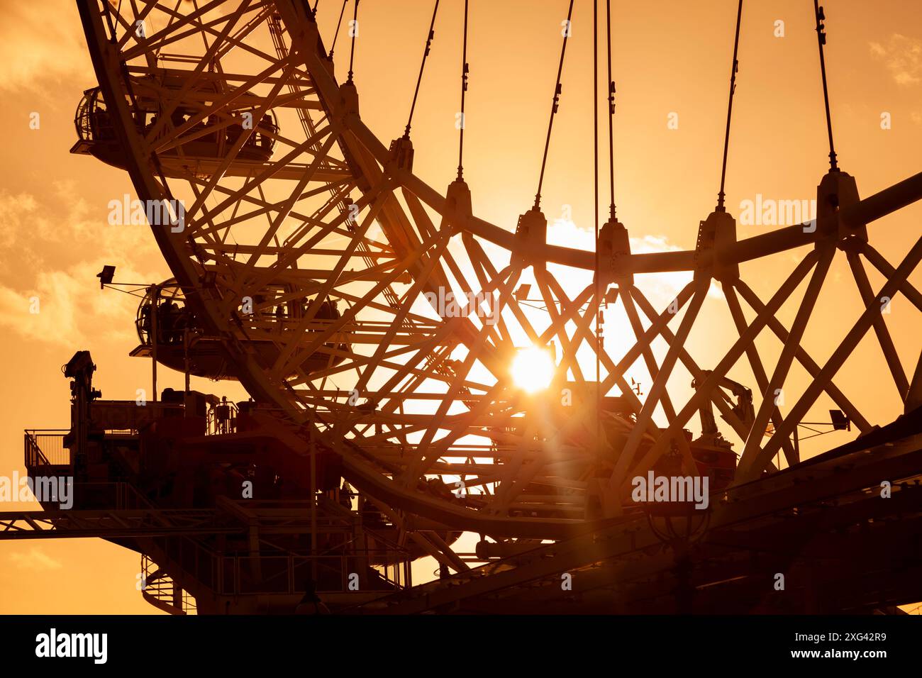 Großbritannien, England, London, Sonnenuntergang hinter dem London Eye (Millennium Wheel) Stockfoto