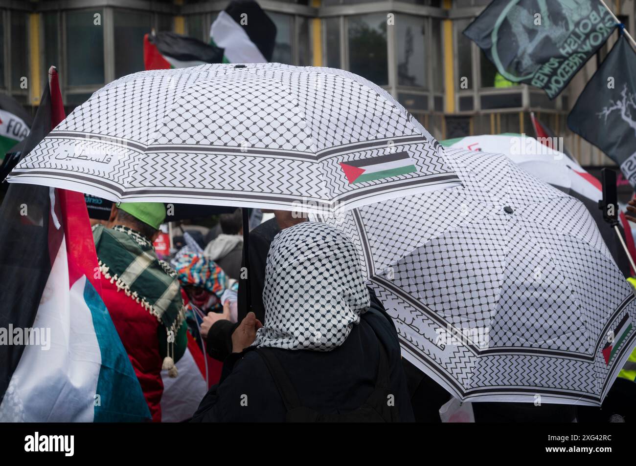 Am 6. Juli 2024 protestieren Demonstranten gegen die andauernde Bombardierung des Gazastreifens durch Israel, die vom Russel-Platz zum Embankment in Zentral-London marschierte Stockfoto