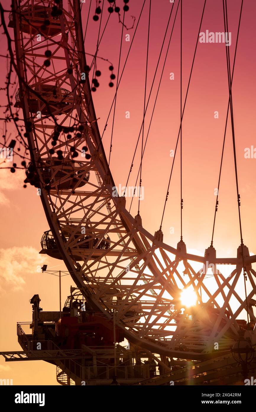 Großbritannien, England, London, das London Eye (Millennium Wheel) bei Sundown Stockfoto