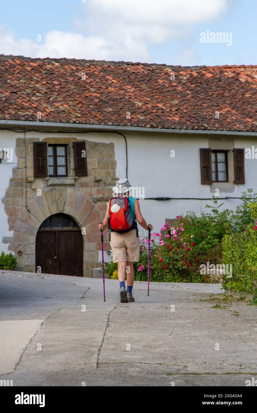 Pilger auf dem Jakobsweg durch das Dorf Akerreta in der Nähe von Zubiri im Nordosten Spaniens Stockfoto