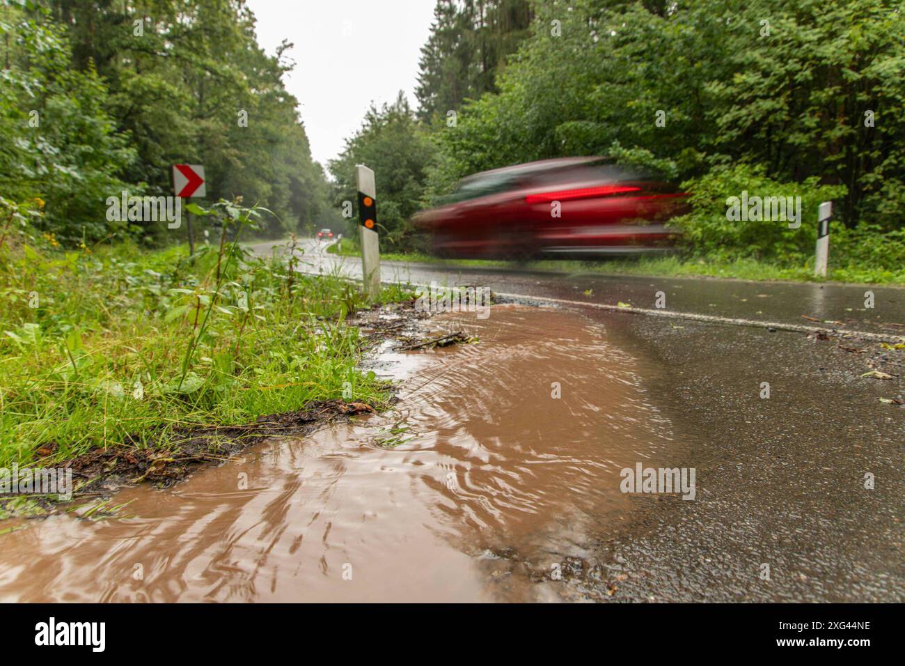 240706Sommergewitter News ID: EN 2024-07-06-2 Gewitter beenden Sommertag am heutigen Samstag herrschte in Sachsen ideales Ausflugswetter. Die Sonne schien vom Himmel und die Temperaturen kletterten im Erzgebirge auf bis zu 27 Grad. Örtlich wurde sogar die 30 Grad Marke geknackt. Viele zog es also in die Natur oder an die Badeseen, wie zum Beispiel an dem Greifenbachstauweiher in Geyer. Lang wird der Sommertag allerdings nicht halten. Denn bereits am Samstagnachmittag und am Abend drohen im Osten und Südosten von Deutschland örtlich unwetterartige Gewitter mit Sturmgefahr. Der Grillabend kann Stockfoto