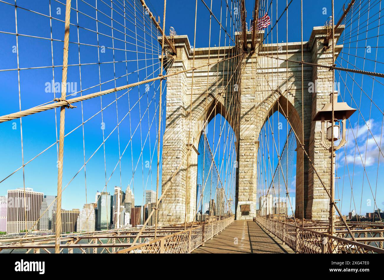 Die historische Brooklyn Bridge mit Manhattan im Hintergrund Stockfoto