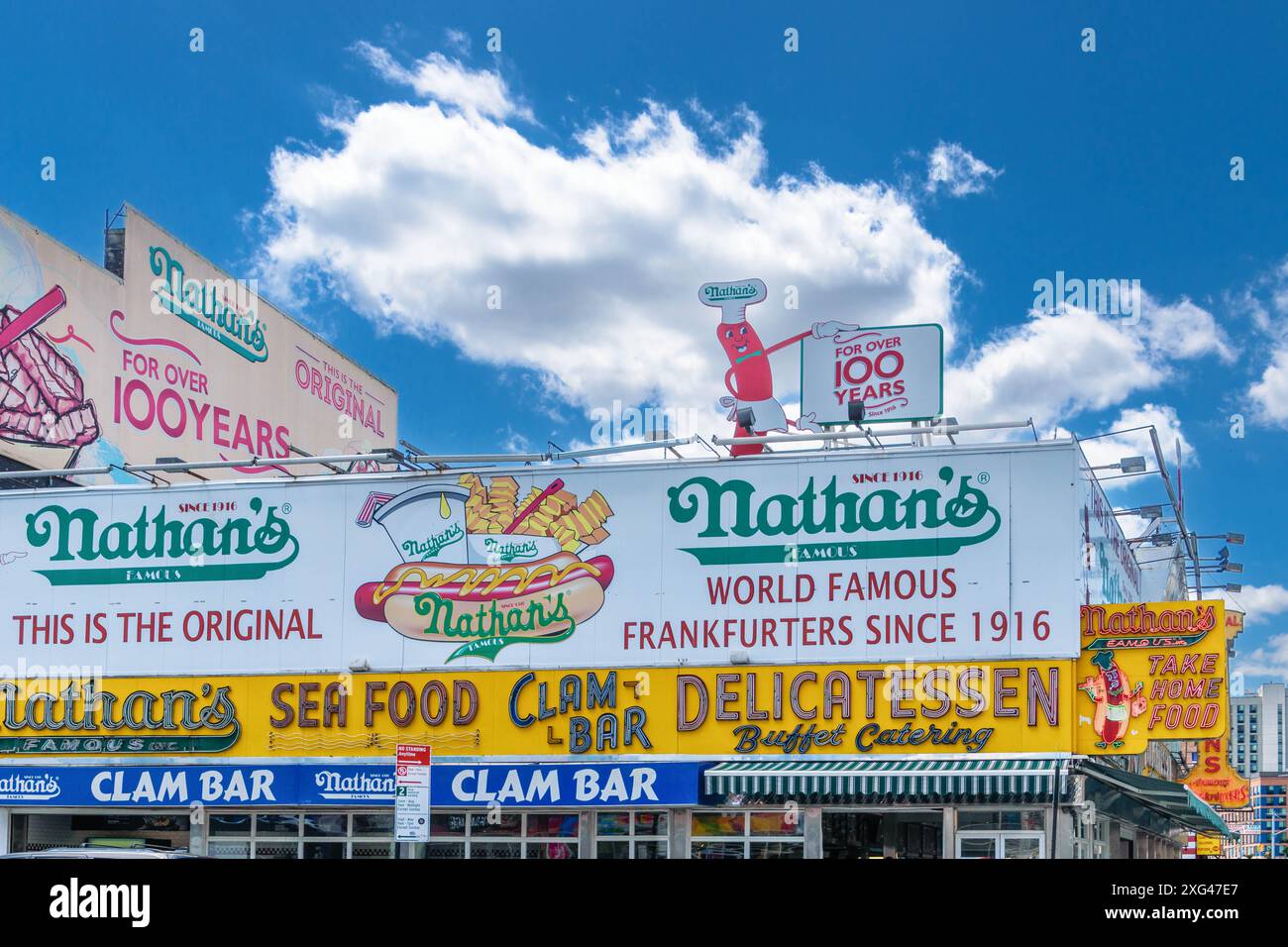 New York City, USA - Mai 28-2024 - Werbung für das berühmte Nathan's Hot Dog's auf Coney Island Stockfoto