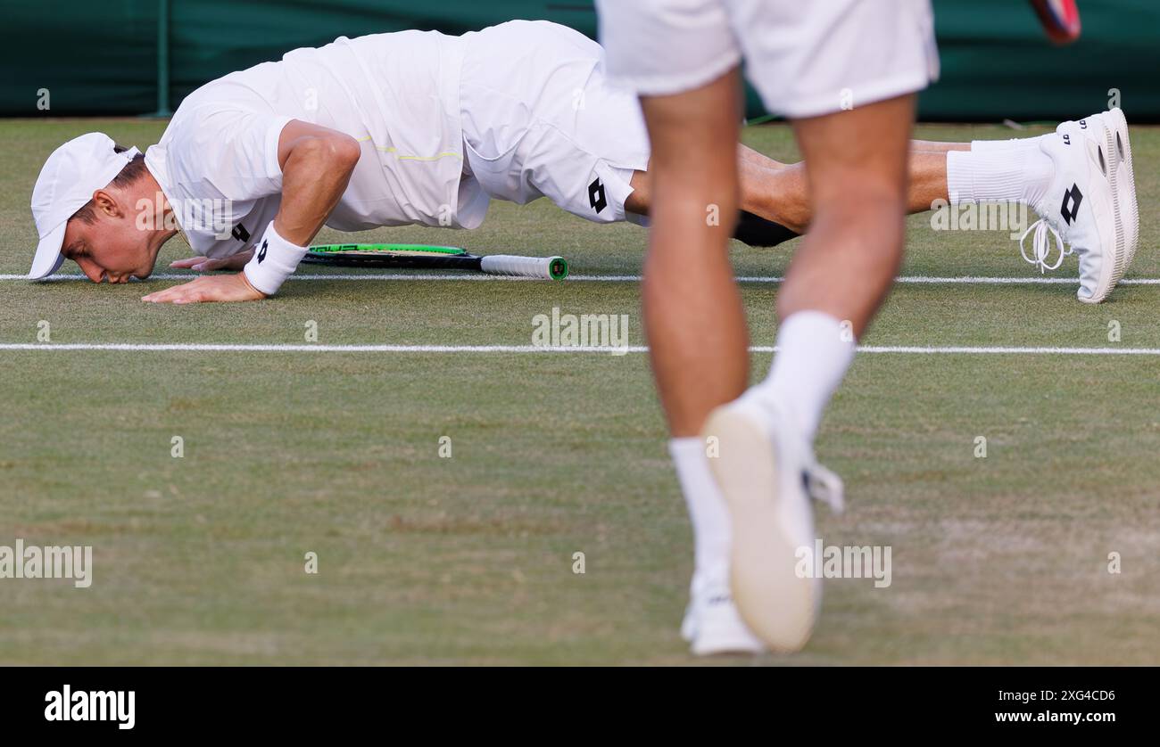 London, Großbritannien. Juli 2024. Der Belgier Joran Vliegen steht bei einem Doppel-Tennis-Spiel zwischen dem belgischen Paar Gille-Vliegen und dem britisch-niederländischen Paar Glasspool-Rojer in der zweiten Runde des Doppel-Turniers der Herren des Grand-Slam-Turniers Wimbledon 2024 im All England Tennis Club im Südwesten Londons gegenüber. Samstag, Den 6. Juli 2024. BELGA FOTO BENOIT DOPPAGNE Credit: Belga News Agency/Alamy Live News Stockfoto