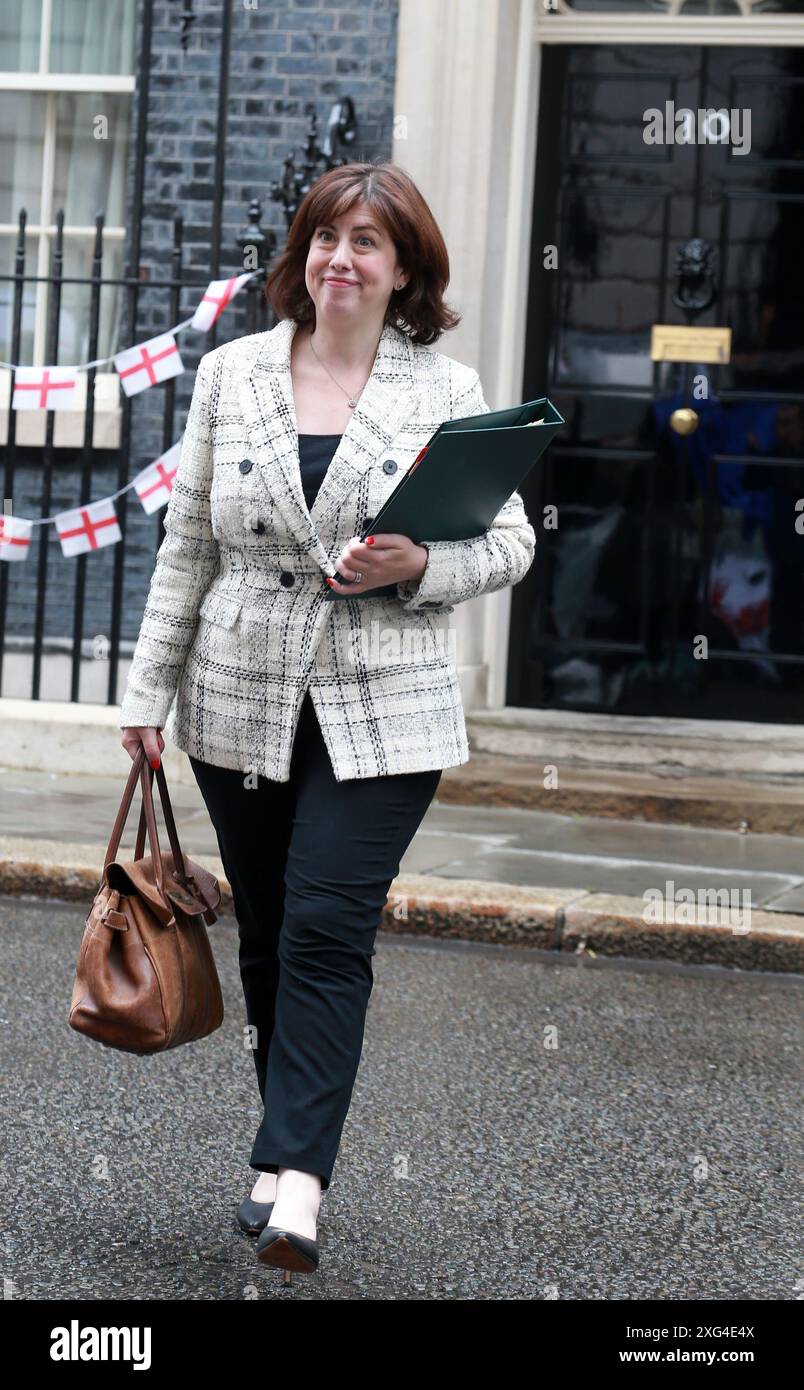 London, Großbritannien. Juli 2024. Lucy Powell, die Anführerin des Unterhauses, verlässt die Downing Street Nummer 10 nach ihrem ersten Tag als Kabinettsministerin in London. Quelle: SOPA Images Limited/Alamy Live News Stockfoto