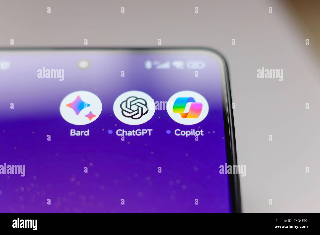 In dieser Abbildung werden Google Bard-, ChatGPT- und Copilot-Apps auf einem Smartphone-Bildschirm angezeigt. Stockfoto