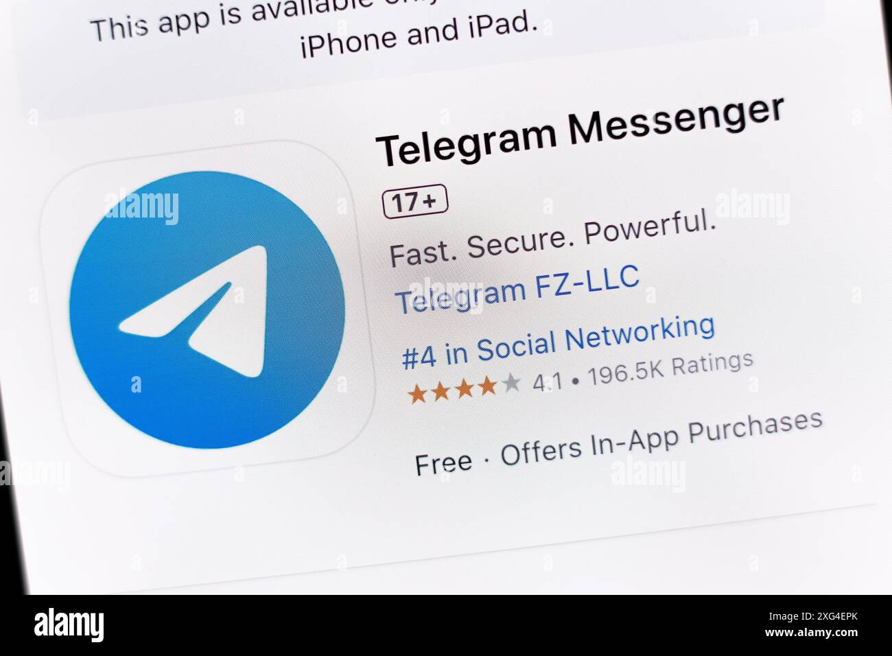 In dieser Abbildung wird die Telegram Messenger App auf der Download-Seite des Apple Store auf dem Smartphone-Bildschirm angezeigt. Stockfoto