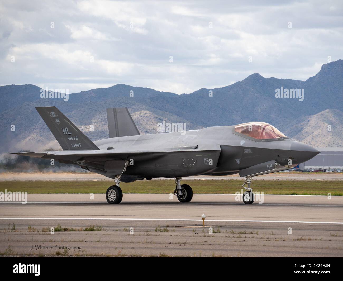 Moderne und Vintage-Flugzeuge fliegen auf einer Militärflugschau in den Vereinigten Staaten in Formation, und ein Taxi in der Nähe für einen besseren Look Stockfoto
