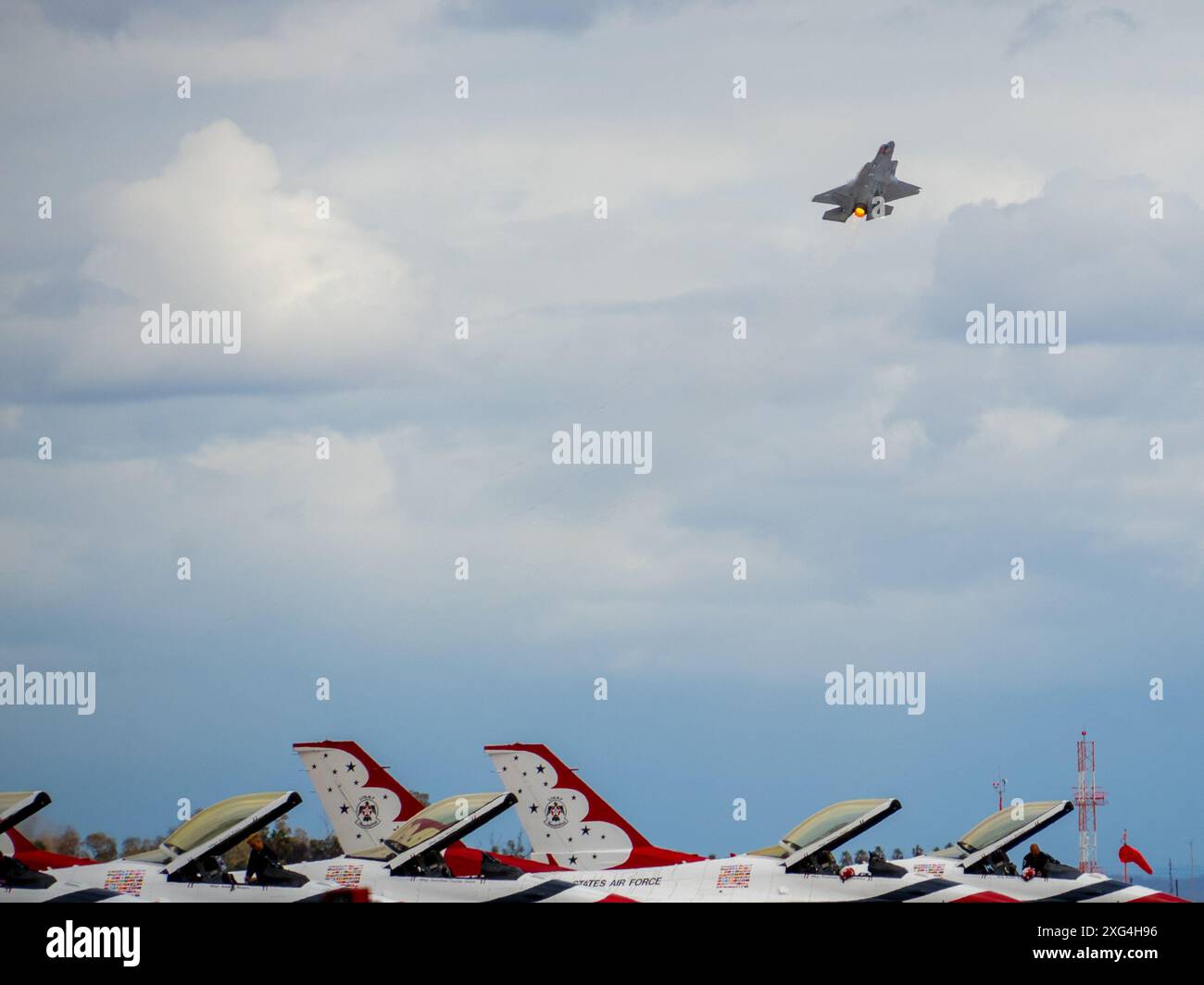 Moderne und Vintage-Flugzeuge fliegen auf einer Militärflugschau in den Vereinigten Staaten in Formation, und ein Taxi in der Nähe für einen besseren Look Stockfoto