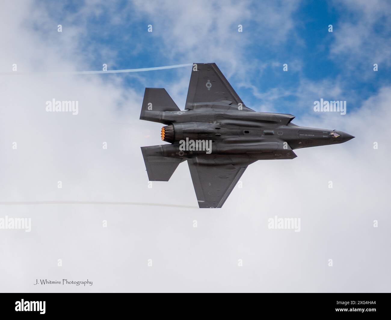 Moderne und Vintage-Flugzeuge fliegen auf einer Militärflugschau in den Vereinigten Staaten in Formation, und ein Taxi in der Nähe für einen besseren Look Stockfoto