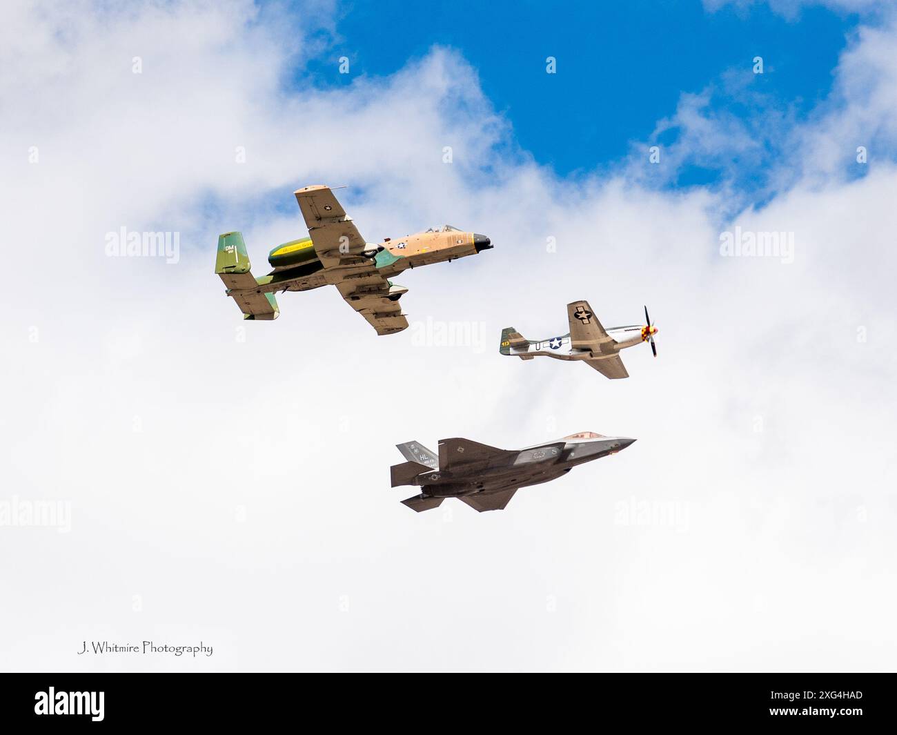 Moderne und Vintage-Flugzeuge fliegen auf einer Militärflugschau in den Vereinigten Staaten in Formation, und ein Taxi in der Nähe für einen besseren Look Stockfoto