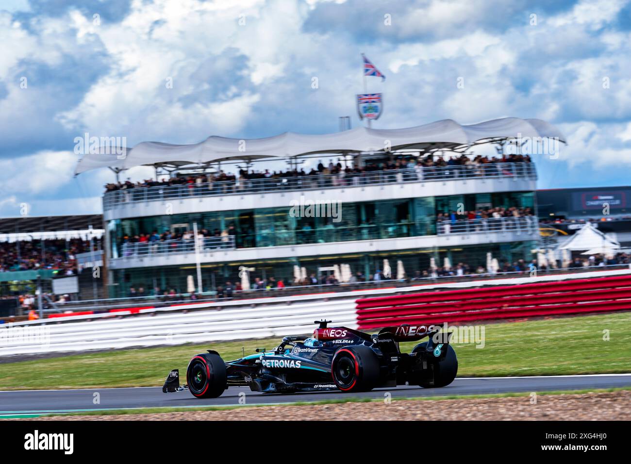 Silverstone, Towcester, Großbritannien. Juli 2024. George Russell (GBR) - Mercedes-AMG PETRONAS F1 Team - Mercedes W15 - Mercedes E Performance während der Qualifikationsrunde am 2. Tag, Freitag, 6. Juli 2024 des Formel 1 Qatar Airways British Grand Prix 2024, der vom 5. Bis 7. Juli auf der silverstone Strecke stattfinden soll, 2024 Credit: Alessio De Marco/Alamy Live News Stockfoto