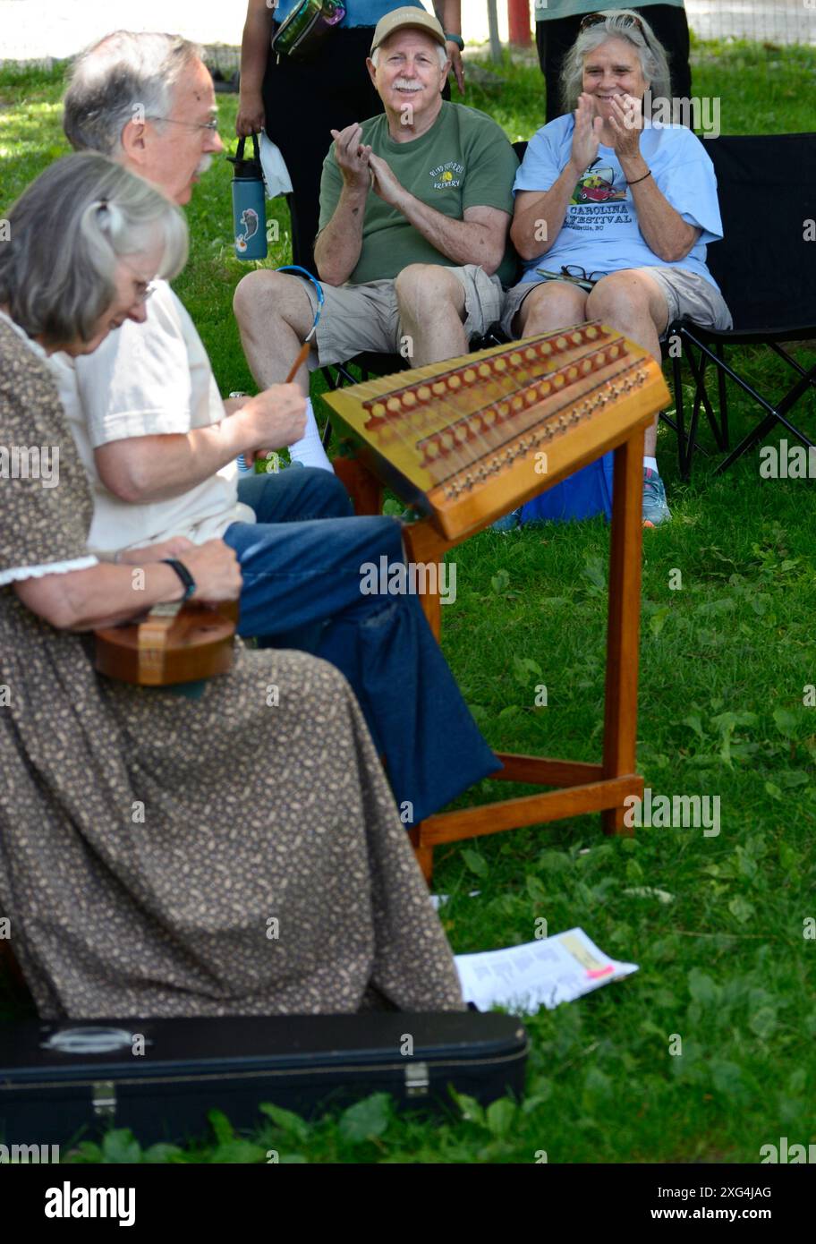 Die Musiker Steve und Jean Smith spielen bei einem Musikfestival in der Carl Sandburg Home Historic Site in Flat Rock, North Carolina, Dulcimers für ein Publikum. Stockfoto