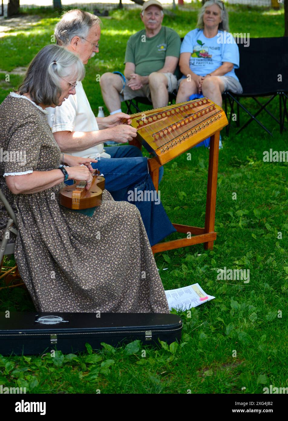 Die Musiker Steve und Jean Smith spielen bei einem Musikfestival in der Carl Sandburg Home Historic Site in Flat Rock, North Carolina, Dulcimers für ein Publikum. Stockfoto
