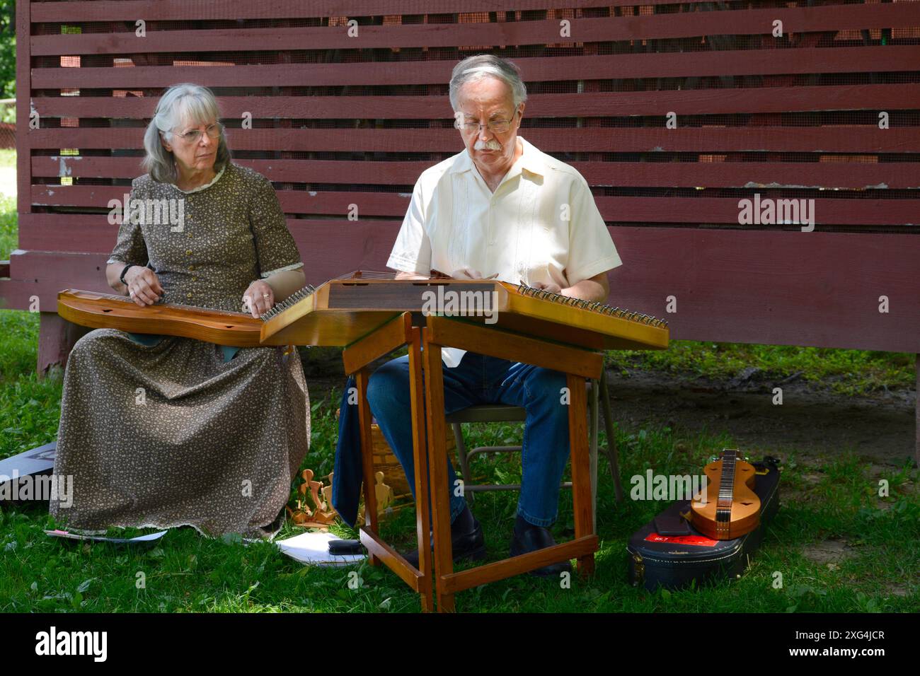 Die Musiker Steve und Jean Smith spielen bei einem Musikfestival in der Carl Sandburg Home Historic Site in Flat Rock, North Carolina, Dulcimers für ein Publikum. Stockfoto