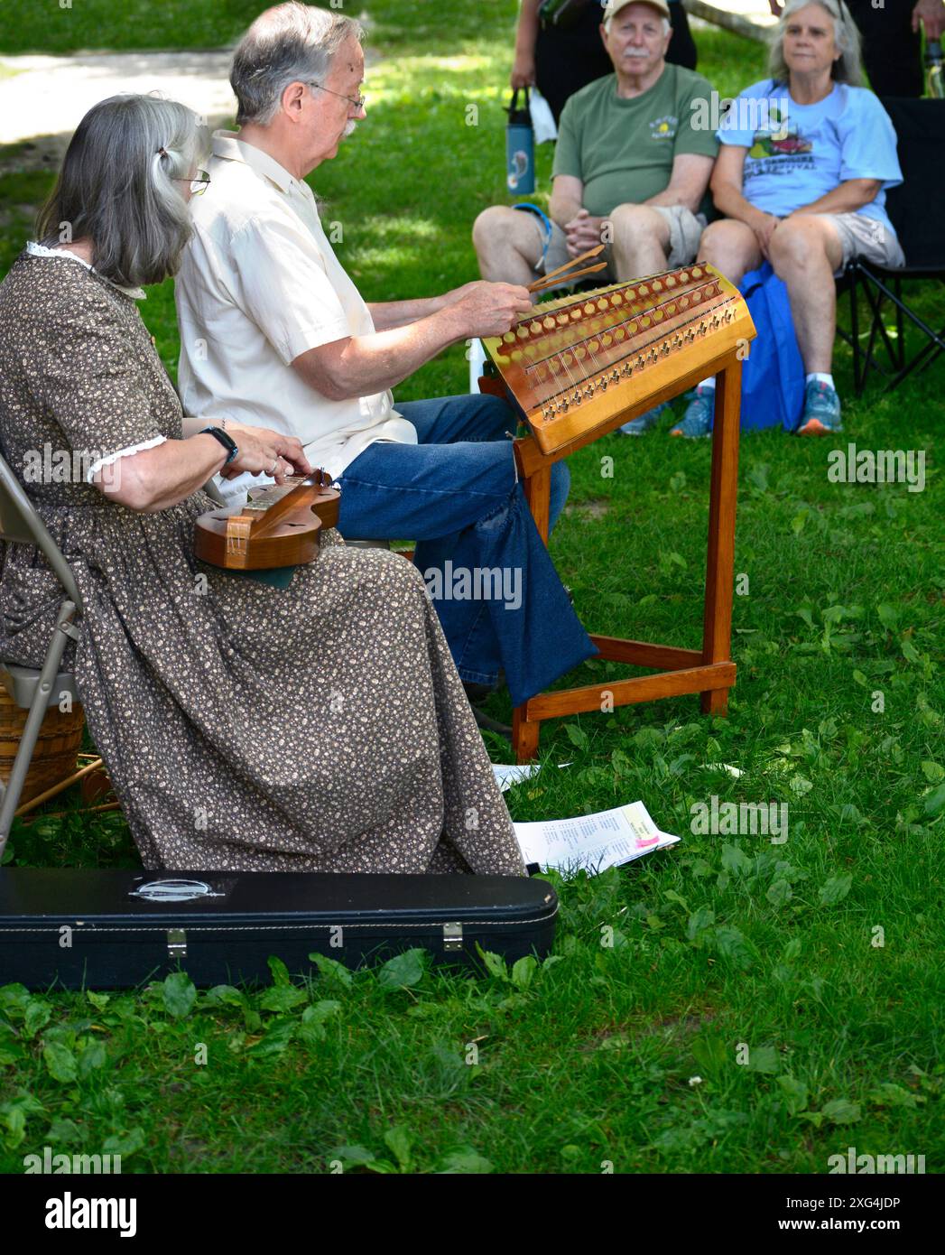 Die Musiker Steve und Jean Smith spielen bei einem Musikfestival in der Carl Sandburg Home Historic Site in Flat Rock, North Carolina, Dulcimers für ein Publikum. Stockfoto