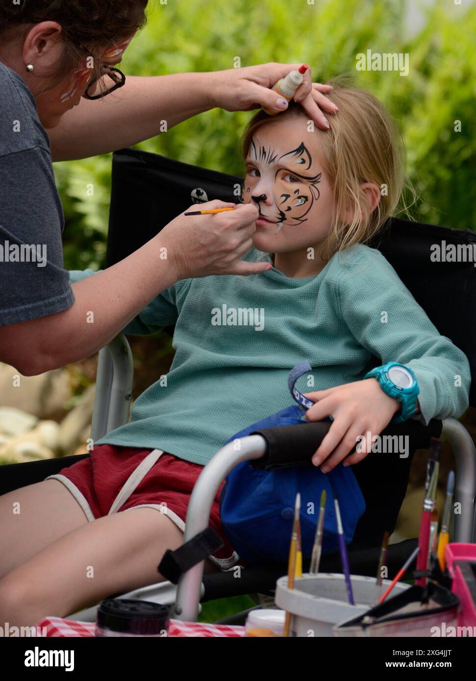 Ein junges Mädchen bekommt ihr Gesicht auf einem Festival in Flat Rock, North Carolina. Stockfoto