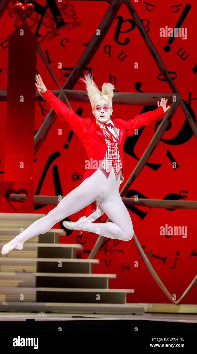 Jonathan Howells (das weiße Kaninchen) in ALICE's ADVENTURES IN WONDERLAND at the Royal Ballet, The Royal Opera House, Covent Garden, London WC2 03/03/2011 Choreographie: Christopher Wheeldon Komponist: Joby Talbot Szenario: Nichols Wright Design: Bob Crowley Beleuchtung: Natasha Katz Dirigent: Barry Wordsworth Stockfoto