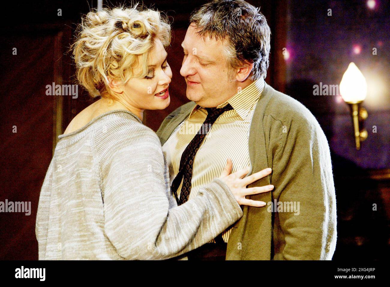 Essie Davis (Dorothy Moore), Simon Russell Beale (George Moore) in SPRINGPFERDEN von Tom Stoppard im Lyttelton Theatre, National Theatre, London SE1 19/06/2003 Set-Design: Vicki Mortimer Kostüme: Nicky Gillibrand Beleuchtung: Paule Constable Choreographie: Aidan Treays Regisseur: David Leveaux Stockfoto