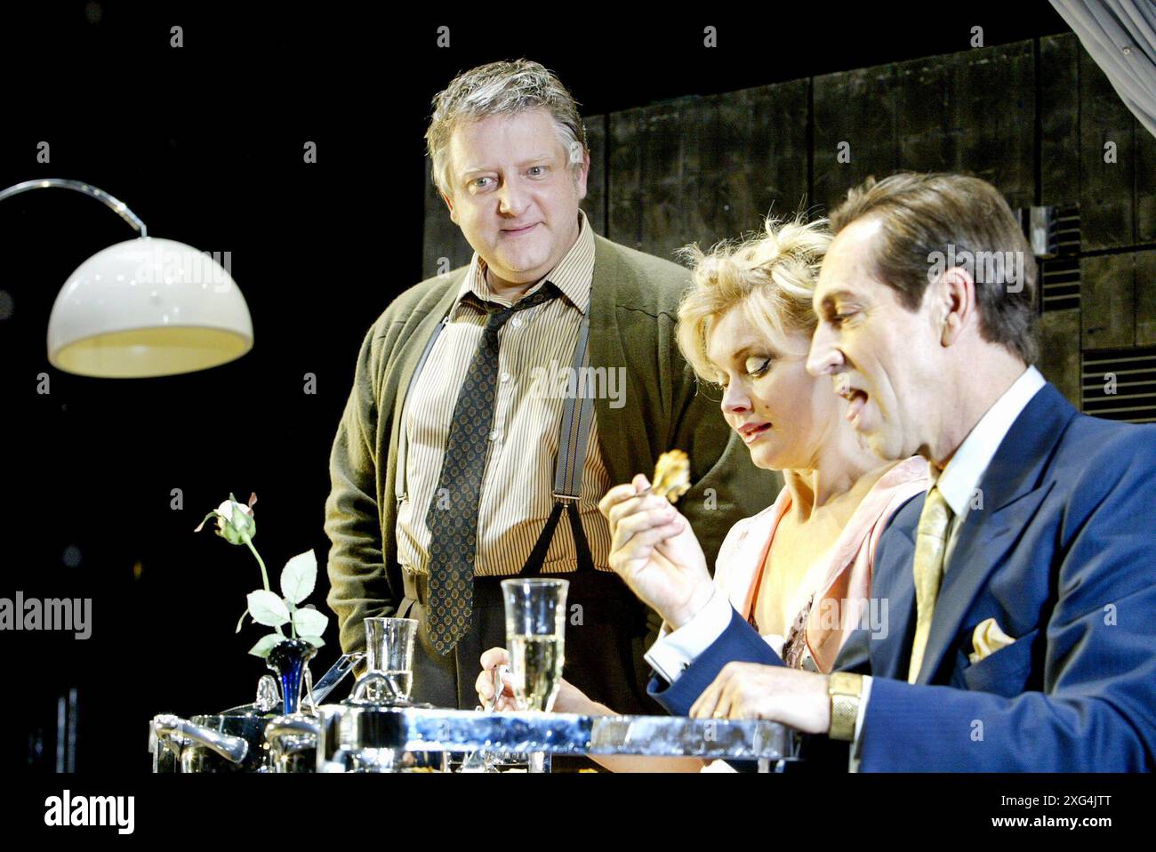 l-r: Simon Russell Beale (George Moore), Essie Davis (Dorothy Moore), Jonathan Hyde (Archie) in SPRINGPFERDEN von Tom Stoppard im Lyttelton Theatre, National Theatre, London SE1 19/06/2003 Set-Design: Vicki Mortimer Kostüme: Nicky Gillibrand Beleuchtung: Paule Constable Choreographie: Aidan Treays Regisseur: David Leveaux Stockfoto