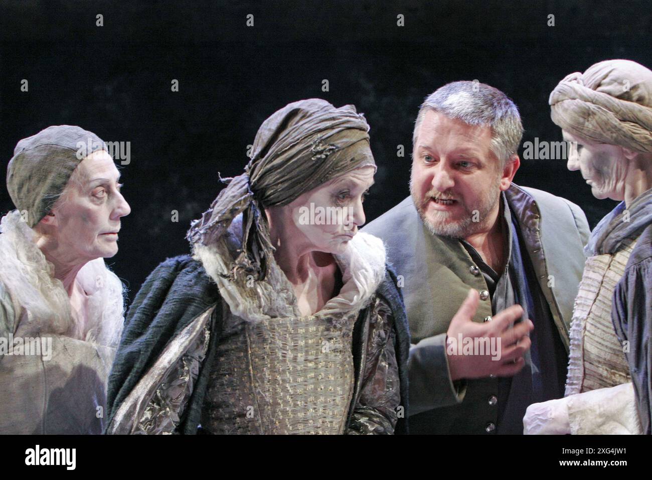 Simon Russell Beale (Macbeth) mit den Hexen (l-r: Janet Whiteside, Ann Firbank, Jane Thorne) in MACBETH von Shakespeare im Almeida Theatre, London N1 01/2005 Design: Christopher Oram Beleuchtung: Neil Austin Fights: Terry King Regisseur: John Caird Stockfoto