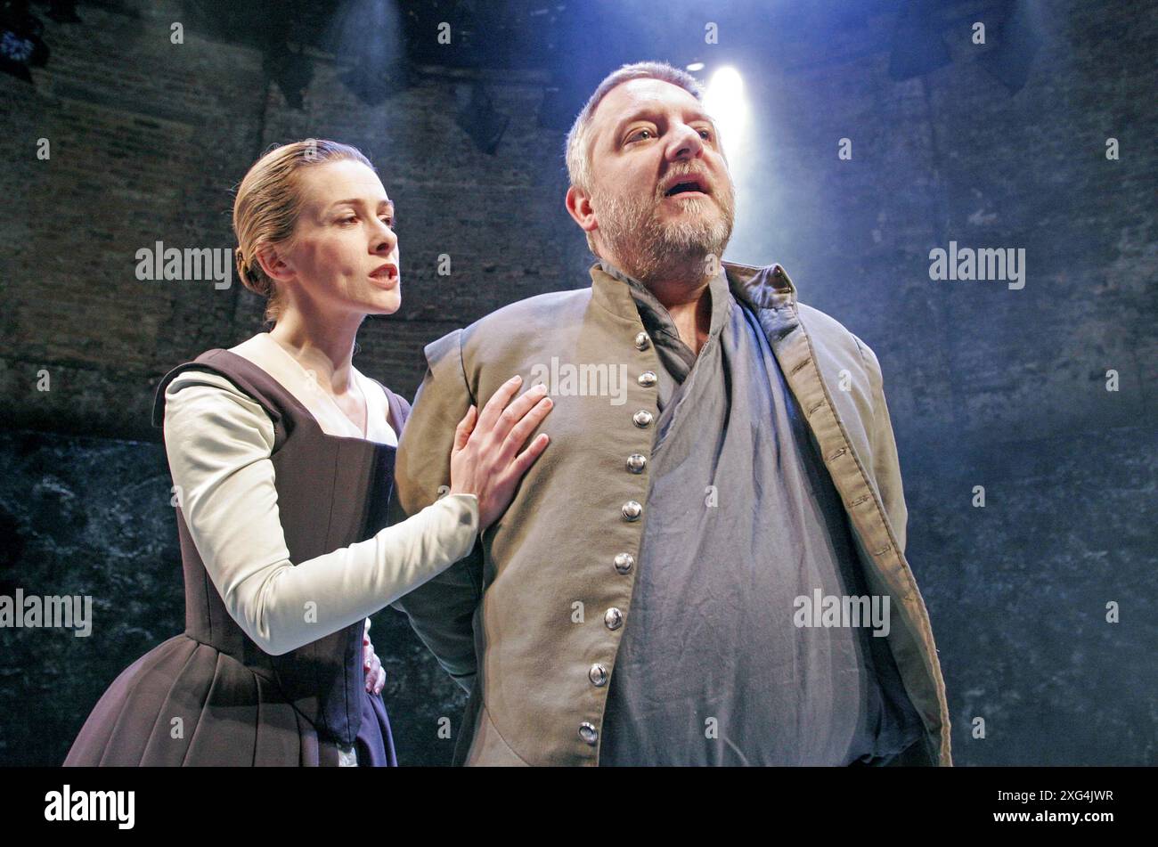 Emma Fielding (Lady Macbeth), Simon Russell Beale (Macbeth) in MACBETH von Shakespeare im Almeida Theatre, London N1 01/2005 Design: Christopher Oram Beleuchtung: Neil Austin Fights: Terry King Regisseur: John Caird Stockfoto