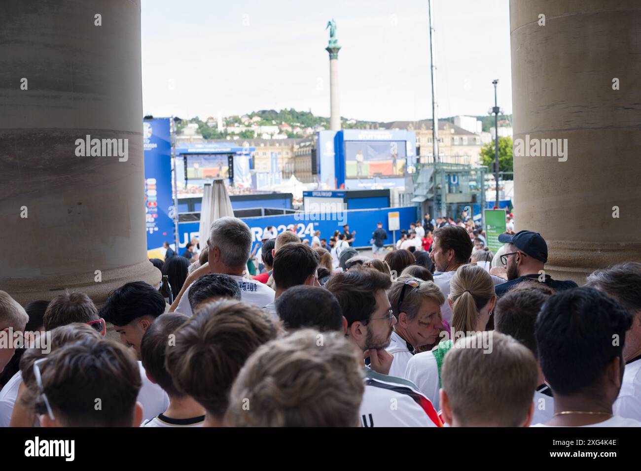 Mehrere tausend Menschen kamen auf den Schlossplatz in Stuttgart, um die Nationalmannschaft zu unterstützen. Große Anzahl von Fans in Stuttgart für die EURO 2024 Stockfoto
