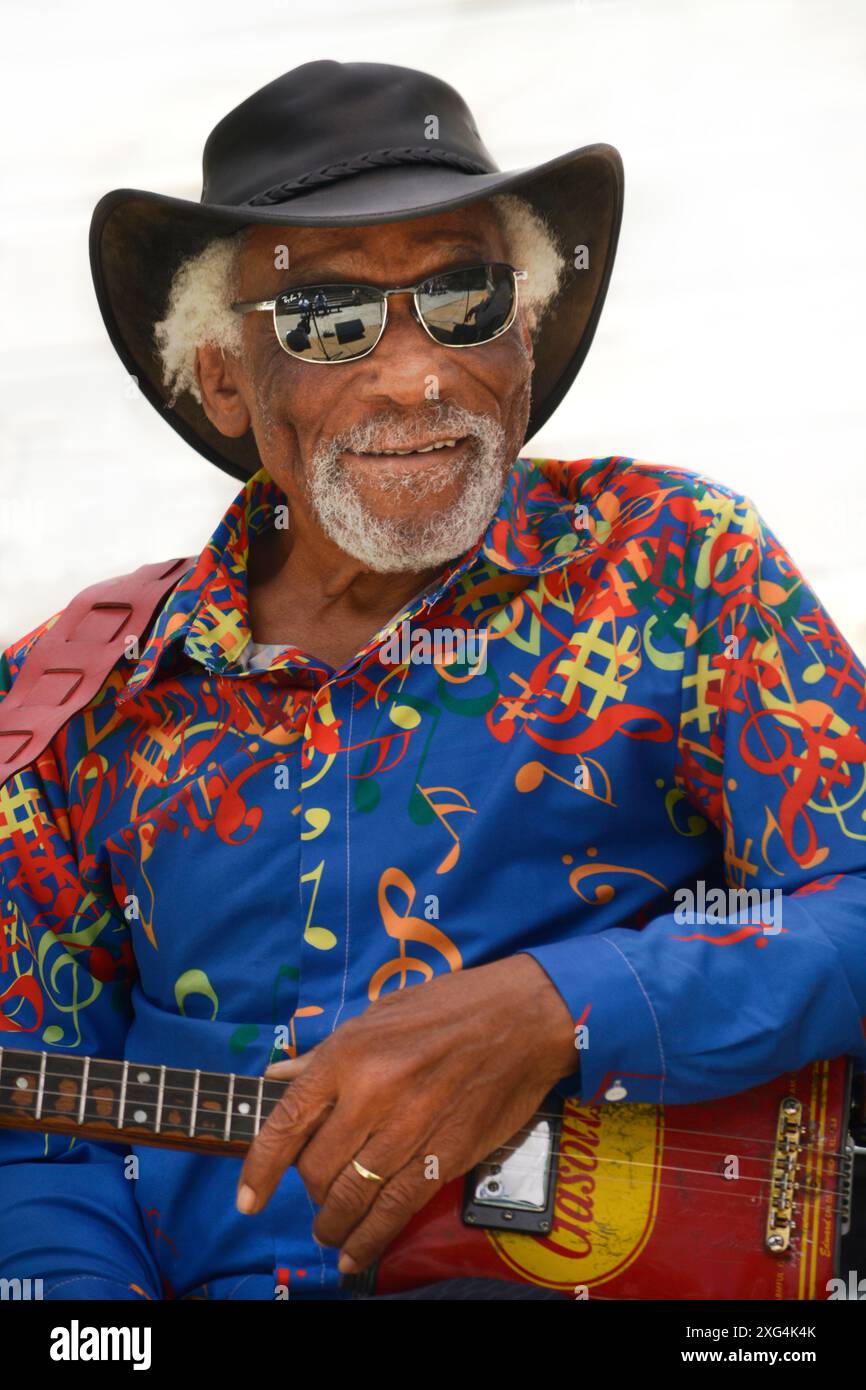 Der US-amerikanische Blues-Sänger und Musiker Mac Arnold tritt auf einem Musikfestival im Carl Sandburg Home Historic Site in Flat Rock, North Carolina, auf. Stockfoto