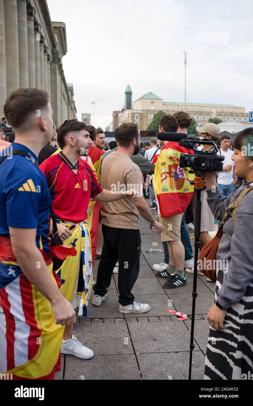 Stuttgart, Deutschland, 5. Juli 2024. Fußballfans der spanischen Nationalmannschaft. Journalisten interviewen Fußballfans auf der Straße. Stockfoto