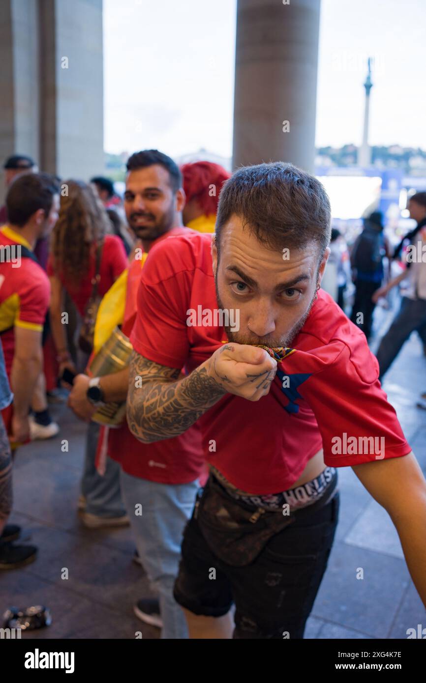 Ein Fußballfan küsst das Wappen seines Landes auf einem T-Shirt. Stuttgart, Deutschland, 5. Juli 2024. Fußballfans der spanischen Nationalmannschaft. Stockfoto