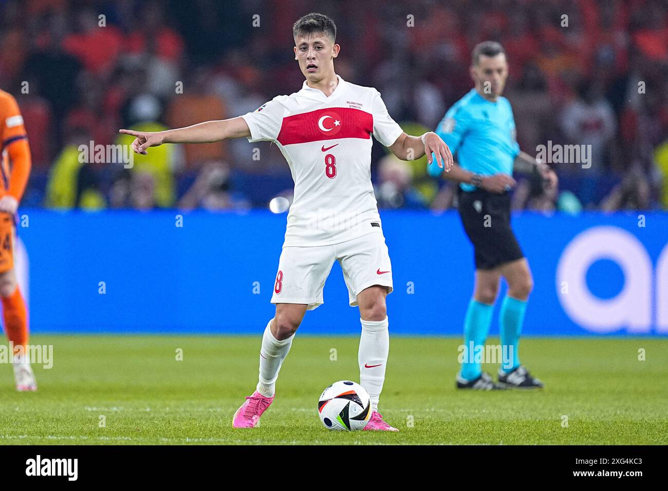 Berlin, Deutschland. Juli 2024. BERLIN, DEUTSCHLAND - 6. JULI: Arda Guler von Turkiye dribbelt im Viertelfinale - UEFA EURO 2024 Spiel zwischen den Niederlanden und Turkiye im Olympiastadion am 6. Juli 2024 in Berlin. (Foto: Joris Verwijst/BSR Agency) Credit: BSR Agency/Alamy Live News Stockfoto