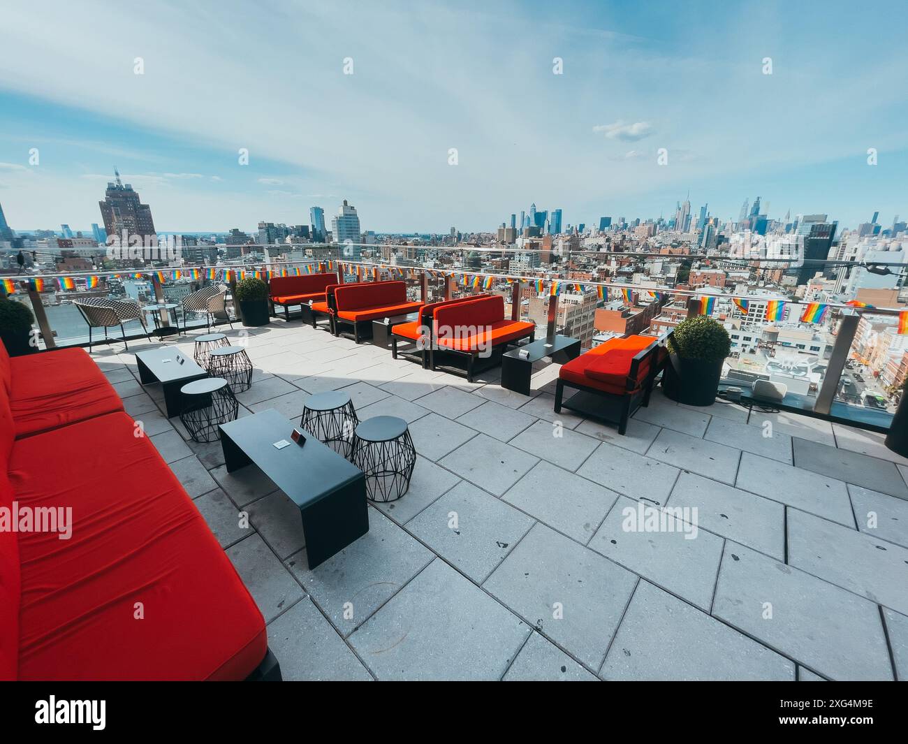 Leere Sitze mit Blick auf Midtown Manhattan von der Crown Dachbar in New York City während des Pride Month Stockfoto