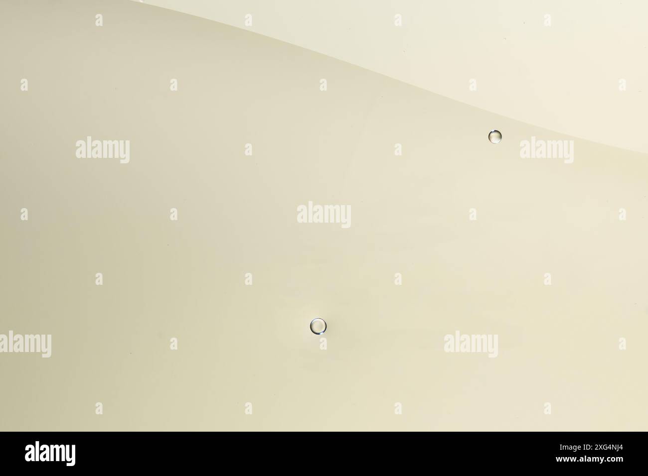 Weiße Decke in einem modernen Haus, Nahaufnahme eines Fotos mit weichem Fokus Stockfoto