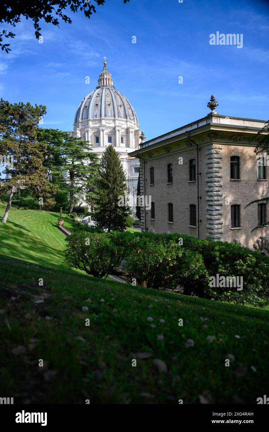 Die Kuppel des Petersdoms aus Sicht der Vatikanischen Gärten. Stockfoto