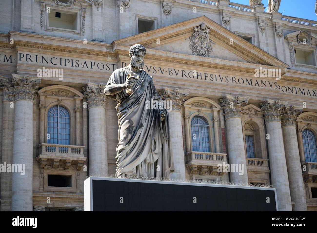 Eine Statue des Heiligen Peter vor dem Petersdom im Vatikan. Stockfoto