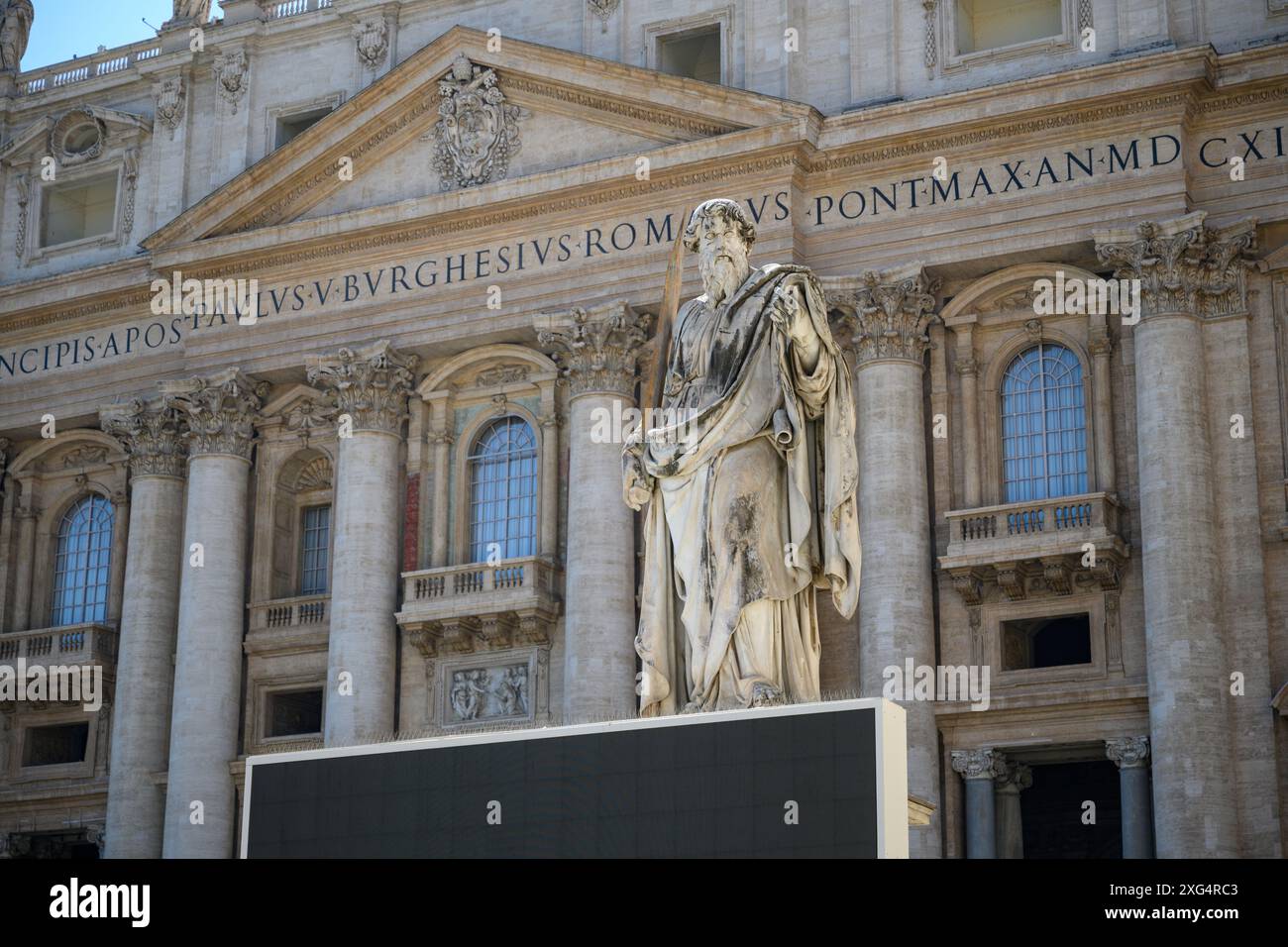 Eine Statue des Heiligen Paulus vor dem Petersdom im Vatikan. Stockfoto