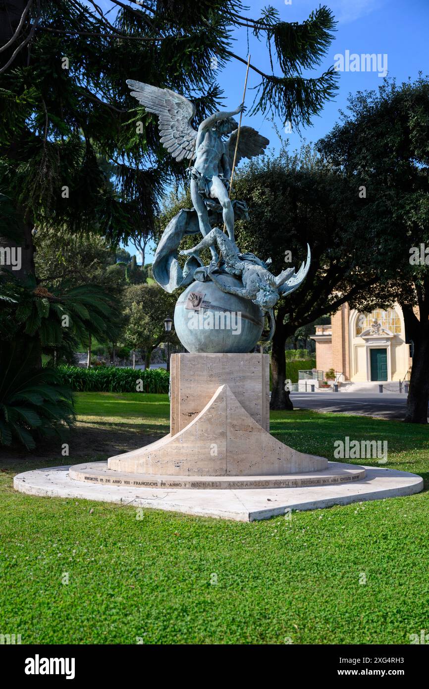 Der Erzengel Michael von Giuseppe Antonio Lomuscio in den Vatikanischen Gärten, im Vatikan. Stockfoto
