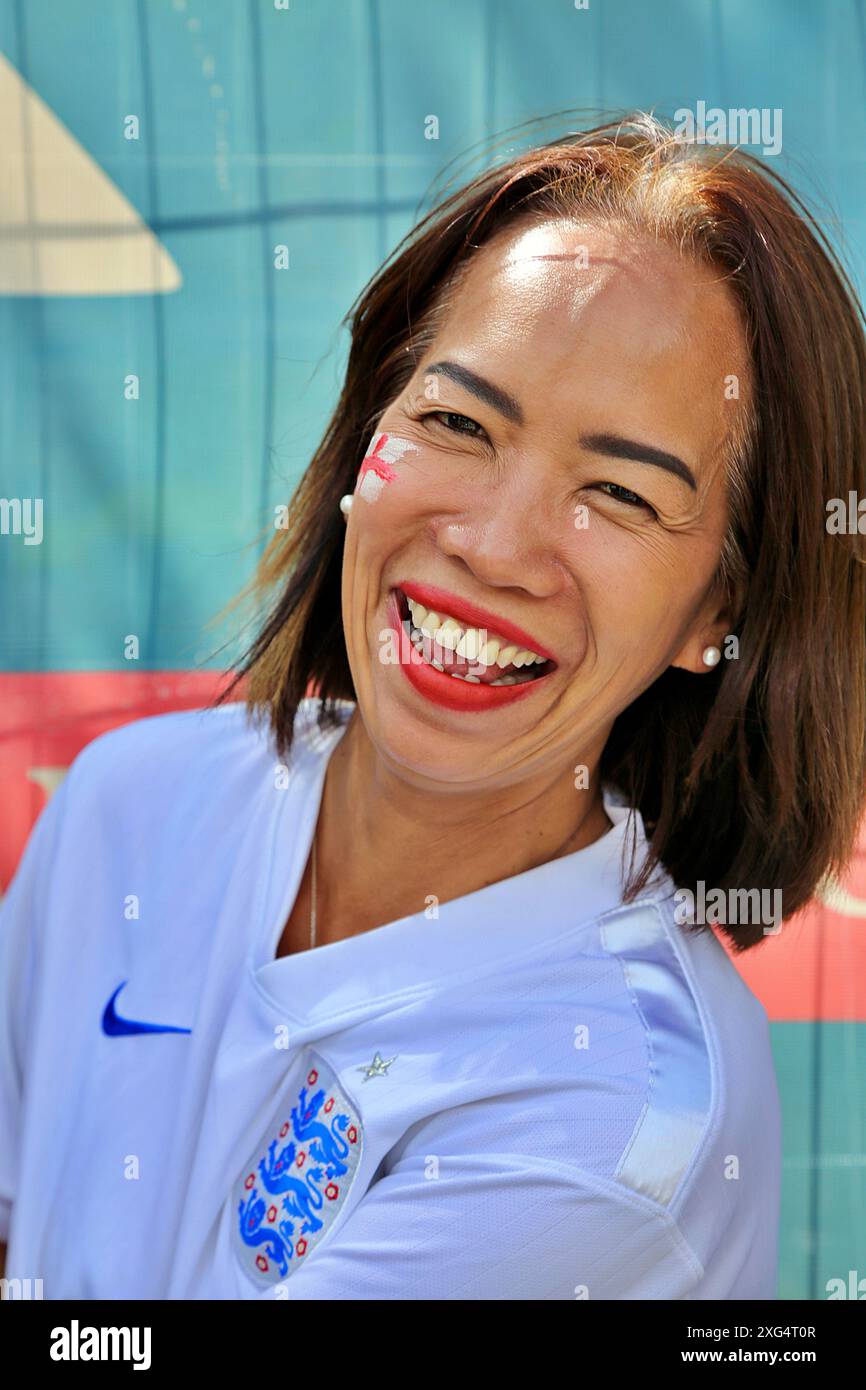 Brighton, East Sussex, Großbritannien. Juli 2024. Fußballfans im „4TheFans“ Big Screen Fanpark, St Peters Church, Central Park, Brighton East Sussex England UK. England gegen Schweiz 2024 UEFA Euro am 6. Juli 2024 Credit: Caron Watson/Alamy Live News Stockfoto