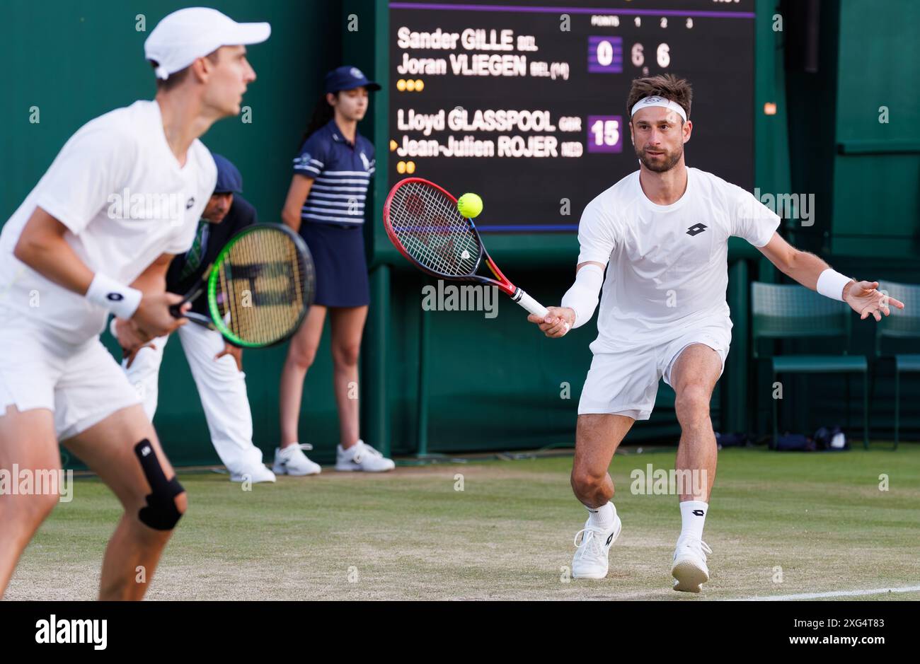 London, Großbritannien. Juli 2024. Der Belgier Joran Vliegen und der Belgier Sander Gille, die während eines Doppel-Tennisspiels zwischen dem belgischen Paar Gille-Vliegen und dem britisch-niederländischen Paar Glasspool-Rojer in der zweiten Runde des Doppel-Turniers der Herren des Grand-Slam-Turniers Wimbledon 2024 im All England Tennis Club im Südwesten Londons im Einsatz waren, Großbritannien, Samstag, 06. Juli 2024. BELGA FOTO BENOIT DOPPAGNE Credit: Belga News Agency/Alamy Live News Stockfoto